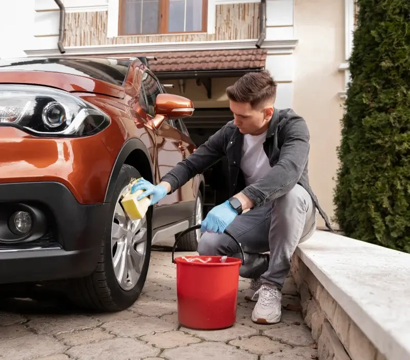 Lavage auto à domicile Rivière-Saas-et-Gourby : professionnel intervenant sur un véhicule